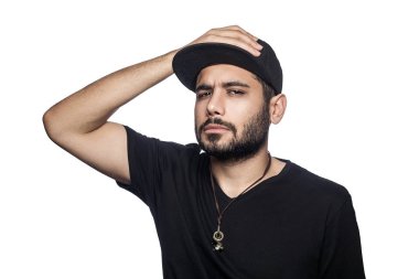 Siyah t-shirt ve şapka ile duygusal delikanlı.