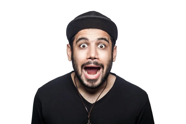 Joven hombre emocional con camiseta negra y gorra . — Foto de Stock