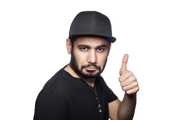 Joven hombre emocional con camiseta negra y gorra . — Foto de Stock