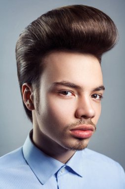 Retro klasik pompadour saç modeli ile genç adam portresi. Stüdyo vurdu. Kameraya bakarak.