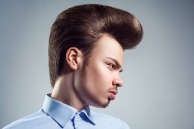 Retro klasik pompadour saç modeli ile genç adam yan görünüm. Stüdyo vurdu.