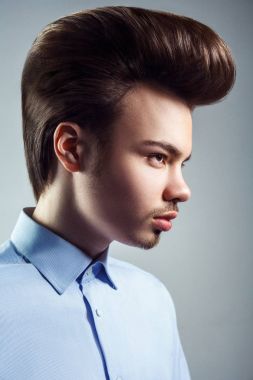 Retro klasik pompadour saç modeli ile genç adam yan görünüm. Stüdyo vurdu.