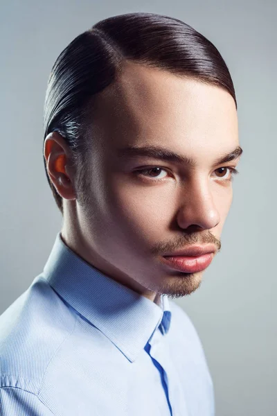 Retrato de joven con peinado clásico retro. plano de estudio . — Foto de Stock