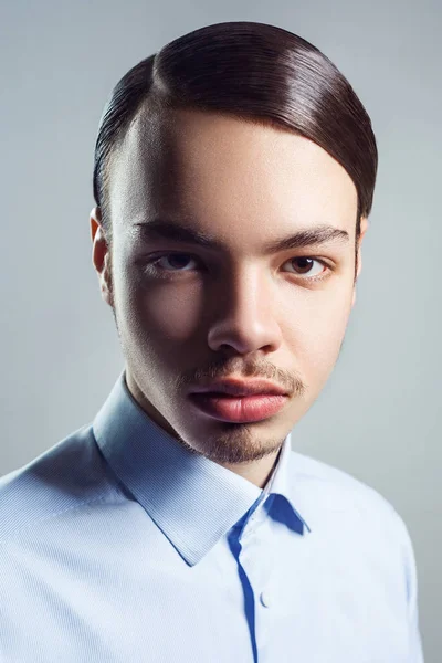 Retrato de jovem com penteado clássico retrô. Tiro de estúdio. a olhar para a câmara . — Fotografia de Stock