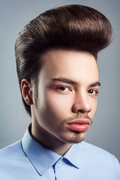 Retrato de hombre joven con peinado retro clásico pompadour. Grabado en estudio. mirando a la cámara . —  Fotos de Stock