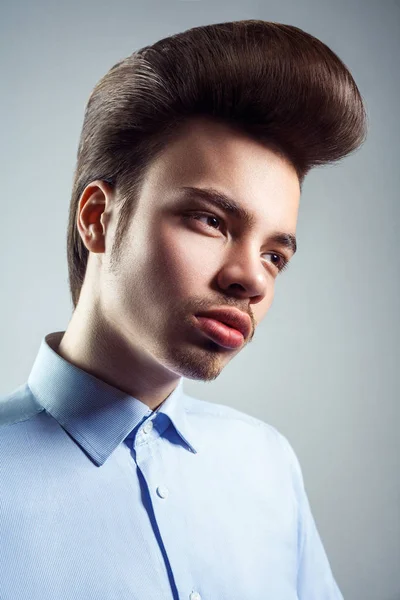Sett fra siden av en ung mann med klassisk pompadour-frisyre. studioopptak . – stockfoto