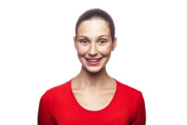 Kırmızı t-shirt çiller ile mutlu gülen kadın portresi. kameraya dişlek gülümseme ile looking, stüdyo vurdu. Beyaz arka plan üzerinde izole.