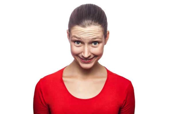 Retrato de mulher astuta em camiseta vermelha com sardas. A olhar para a câmara, tiro no estúdio. isolado em fundo branco . — Fotografia de Stock