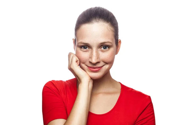 Retrato de mulher sorridente feliz em camiseta vermelha com sardas. A olhar para a câmara, tiro no estúdio. isolado em fundo branco . — Fotografia de Stock