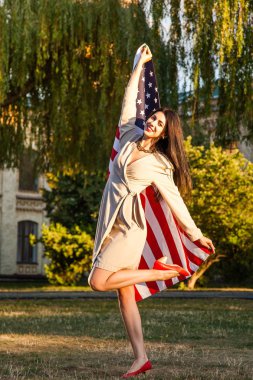 Amerikan bayrağı Bağımsızlık günü kutluyor mutlu güzel kadınla. 