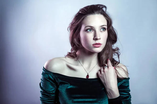 Retrato de mulher bonita com maquiagem, penteado e sardas naturais em seu rosto em vestido verde — Fotografia de Stock