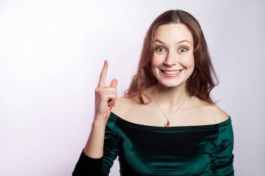 Fikri geldi. Çiller ve klasik yeşil elbise ile mucize kadın portresi. gümüş gri arka plan üzerinde atış stüdyo. 