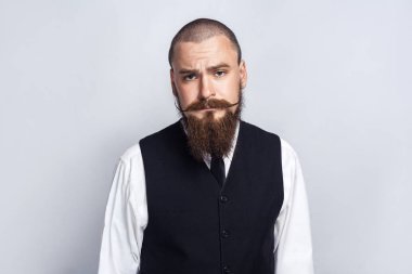 Mutsuz. Yakışıklı işadamı gidon üzgün mutsuz yüz ile kameraya bakarak bıyık ve sakal ile. Stüdyo atış, gri arka plan üzerinde.