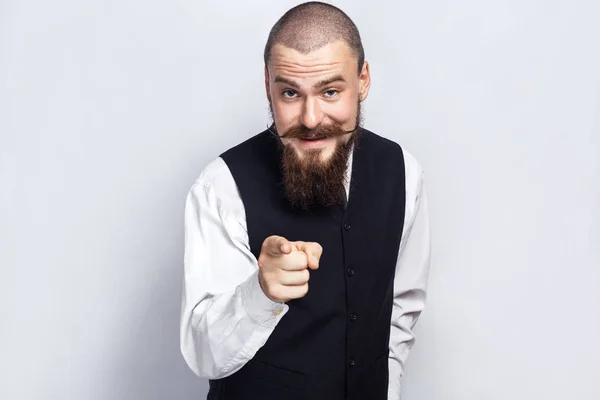 Oye, tú. Hombre de negocios guapo con barba y bigote manillar mirando a la cámara. plano de estudio, sobre fondo gris . — Foto de Stock