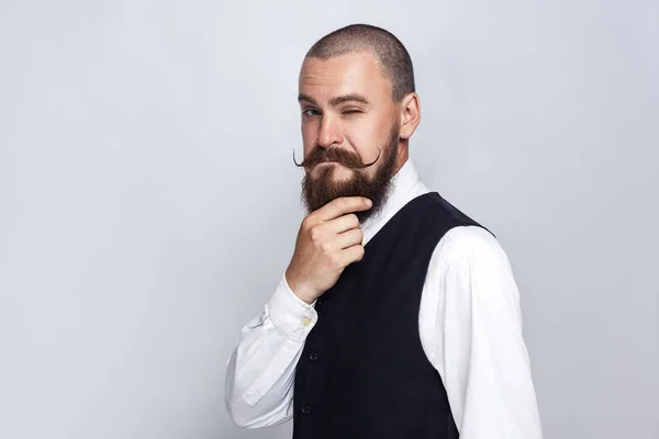 Pensativo, Hombre de negocios guapo con barba y bigote manillar mirando a la cámara y pensando. plano de estudio, sobre fondo gris . — Foto de Stock