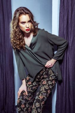 Manken makyaj ve dalgalı saç modeli ile oda kabul ettiğiniz için poz. 