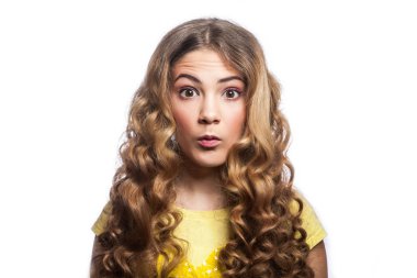 Dalgalı saç modeli ve Sarı tişörtlü olan hayran kız portresi. Stüdyo izole üzerinde beyaz arka plan vurdu. 