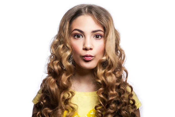 Dalgalı saç modeli ve Sarı tişörtlü öpüşme kız portresi. Stüdyo izole üzerinde beyaz arka plan vurdu. — Stok fotoğraf