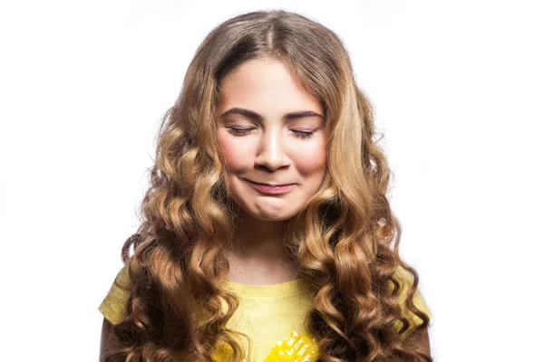 Porträtt av glad slutna ögon flicka med vågig frisyr och gul t-shirt. Studio skott isolerade på vit bakgrund. — Stockfoto