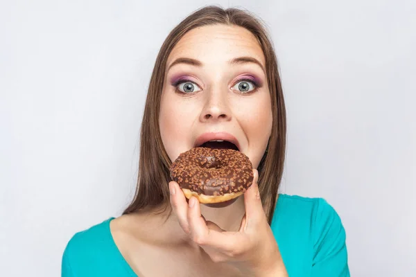 Портрет красивой девушки с шоколадными пончиками . — стоковое фото