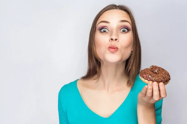 Retrato de hermosa chica con donas de chocolate . — Foto de Stock