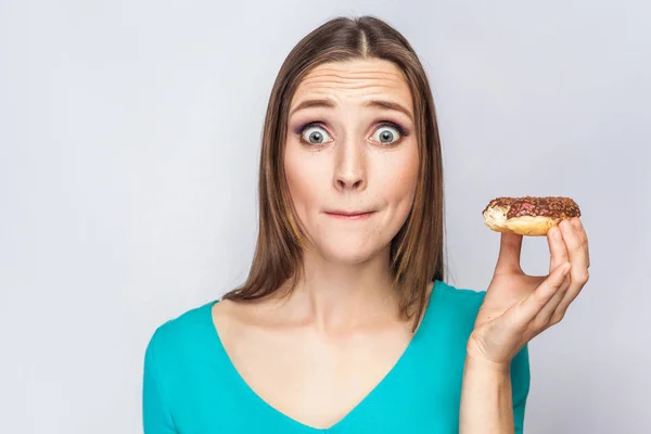 Çikolatalı donuts ile güzel kız portresi. — Stok fotoğraf