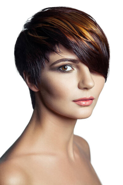 Модный портрет красивой девушки с окрашенными волосами
