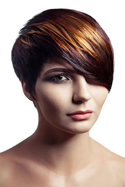 Modeporträt eines schönen Mädchens mit gefärbten Haaren — Stockfoto
