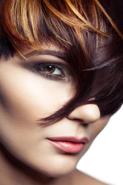 Retrato de moda de uma menina bonita com cabelo tingido colorido — Fotografia de Stock