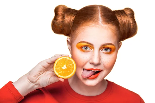 Ung vacker flicka med apelsin. — Stockfoto