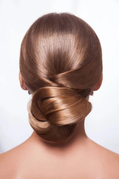 Vista posterior de la hermosa mujer con peinado elegante creativo — Foto de Stock