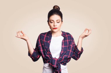 Meditasyon, din ve manevi uygulamaları. Parmak mudra hareketle holding, saklama gözleri kapalı, uyanma sonra kapalı bej duvar, sabah yoga yaparken güzel genç esmer kız