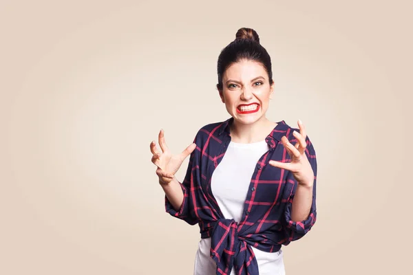 Portrait of stressed and annoyed young casual styled caucasian woman with hair bun holding hands in mad furious gesture, screaming with ragea nd anger. Negative human emotions, facial expressions — Stock Image Portrait of stressed and annoyed young casual styled caucasian woman with hair bun holding hands in mad furious gesture, screaming with ragea nd anger. Negative human emotions, facial expressions Stock Photo