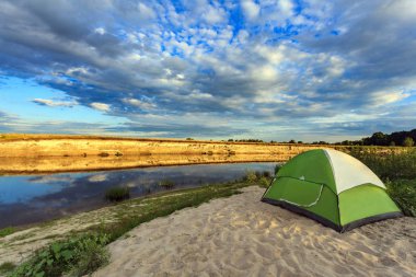 Orman kampında turist çadırı