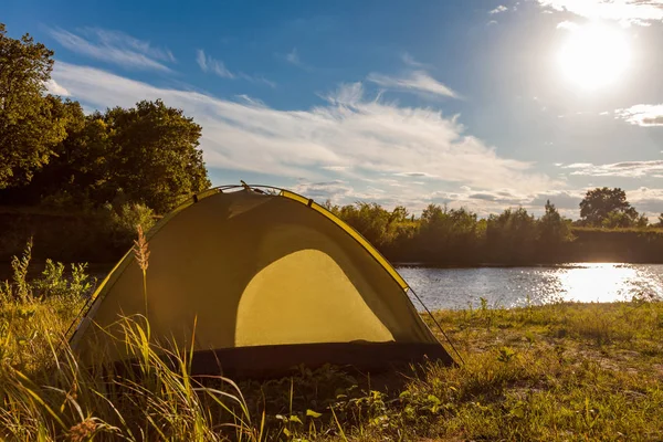 Orman kampında turist çadırı