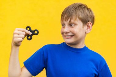 Topluca spinner Sarı zemin üzerine çocukla.