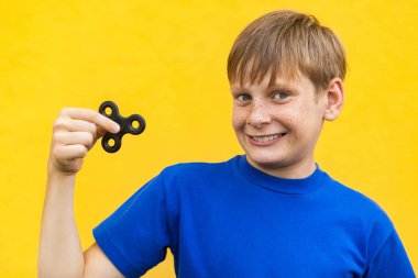 Topluca spinner Sarı zemin üzerine çocukla.