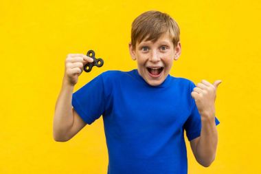 Topluca spinner Sarı zemin üzerine çocukla.