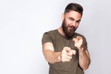 Hey siz! Koyu Yeşil tişörtlü karşı açık gri renkli olan mutlu sakallı adam portresi. Stüdyo vurdu. 