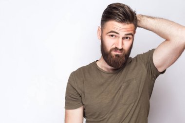 Düşünme portresi koyu yeşil tişörtlü karşı açık gri renkli olan adam sakallı. Stüdyo vurdu. 