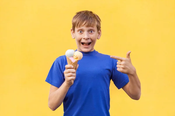 Niño con helado sobre fondo amarillo . —  Fotos de Stock