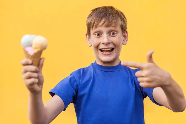 Niño con helado sobre fondo amarillo . —  Fotos de Stock