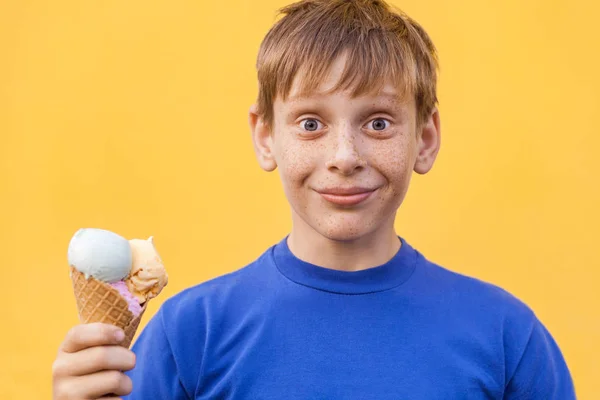 Niño con helado sobre fondo amarillo . —  Fotos de Stock