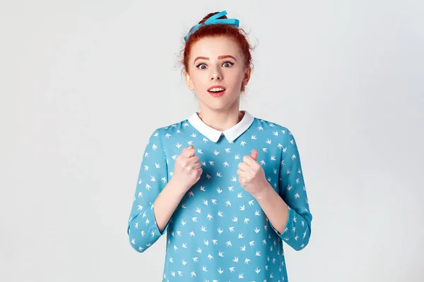 ¿Sí? Estudio aislado sobre fondo gris de feliz éxito joven pelirroja ganadora, sintiéndose afortunado, mirando a la cámara, emoción y alegría, sonriendo alegremente . — Foto de Stock