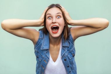 Vay canına! Olamaz! Olumlu duygu ve duygu. Güzel kız şok ve wounder, elleri baş ona dokunan ve kameraya bakıyor.