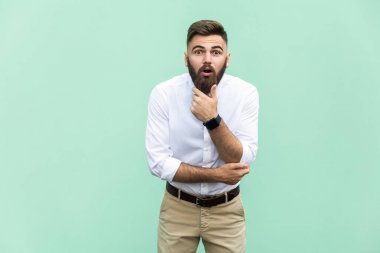 Olmaz! Genç Yetişkin şok yüz ifadesi ile sakallı holdings çeneme eller. Kapalı, stüdyo vurdu