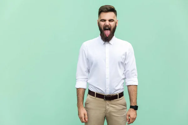 Felicidad hombre de negocios cerrando los ojos y la lengua. Interior en luz verde fondo estudio disparo —  Fotos de Stock