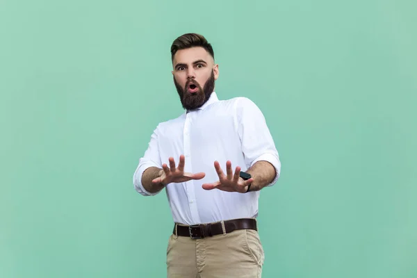 Non io! Elegante uomo barbuto con scioccato. Uomo d'affari con la faccia stupita, guardando la macchina fotografica. Indoor, riprese in studio, sfondo verde chiaro — Foto Stock