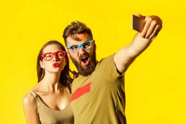Deli selfie. Güzel arkadaşlar arkadaşım selfie Sarı zemin üzerine. Stüdyo vurdu