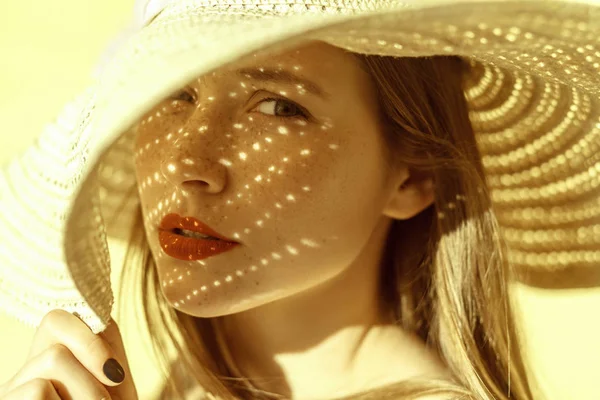 Schatten fällt von einem Hut auf eine Frau — Stockfoto